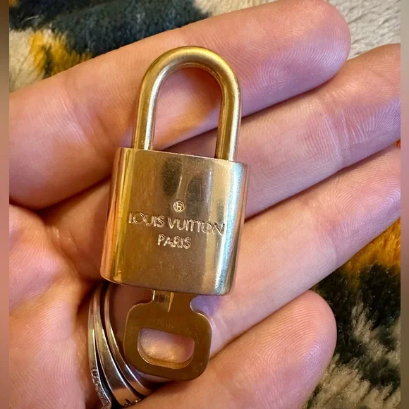 Louis Vuitton 304 lock and key Paris - Picture 3 of 5